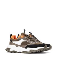 Zapatillas chunky que presentan una combinación de materiales marrones, negros y blancos con acentos naranjas, suelas texturizadas y detalles de costura en contraste.