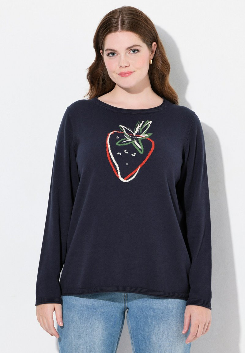 Navy-blauer Pullover mit langen Ärmeln, der ein großes Erdbeer-Motiv in Rot, Grün und Weiß zeigt. Weicher Stoff mit geripptem Rundhalsausschnitt und Saum.