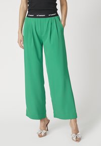 Unselected, green