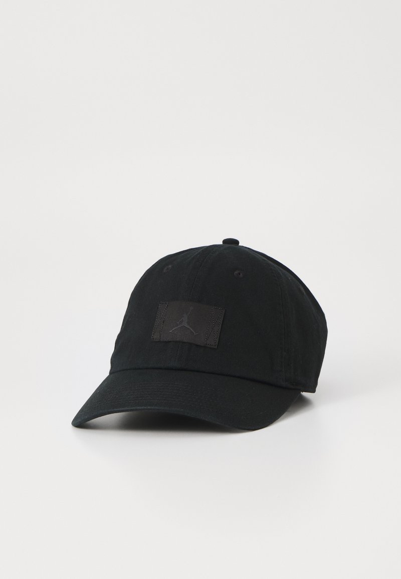 Musta puuvillainen baseball-lippalakki, jossa on rakenteellinen muotoilu, etupuolella tekstuuri-patch ja logo, kaareva lippa ja kuusi paneelia.