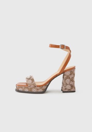 Brun platform sandal med høye hæler og ankelrem, med et teksturert, mønstret design på sålen og glatt skinn over.