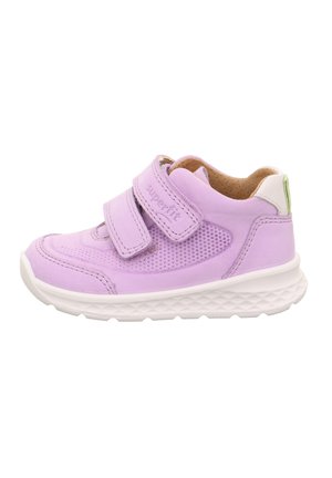 Lila Leder-Sneaker mit zwei verstellbaren Klettverschlüssen, durchbrochener Textur, weißer Gummisohle und einem kleinen grünen Akzent an der Ferse.