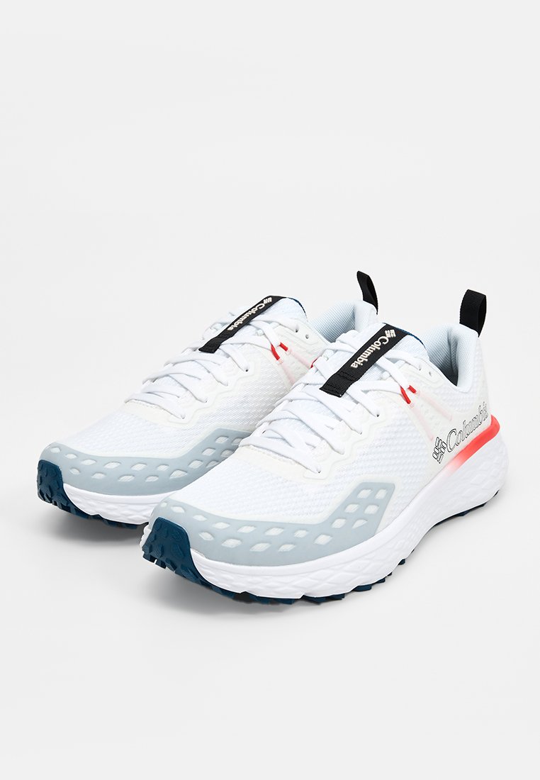 Witte trainers met een bovenwerk van mesh, grijze accenten, een gestructureerde zool en zwarte en rode details op de veters en de haklip.