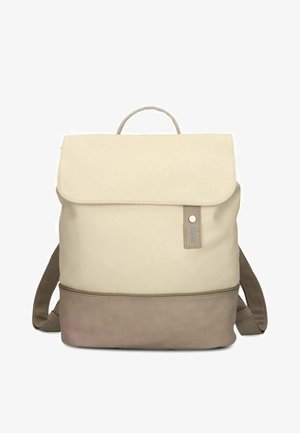 Sac à dos rectangulaire beige et taupe avec fermeture à rabat, petite poignée sur le dessus et bretelles réglables.