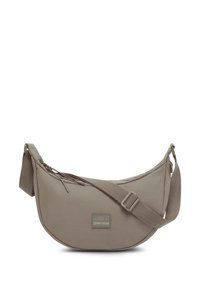 Bolso de hombro de tela beige con forma curvada, correa ajustable, cierre con cremallera y un pequeño parche con logo en el frente.