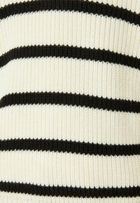 Gestreepte brei stof met afwisselend zwarte en roomwitte horizontale lijnen. De textuur is ribbelig, wat duidt op elasticiteit en rekbaarheid.