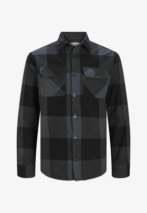 Camisa de manga larga en patrón de cuadros negro y gris, fabricada en tela con dos bolsillos en el pecho y cierre frontal de botones.