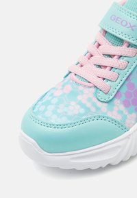 Akvakék és világos rózsaszín sportcipő, mintás hálós felsőrésszel, texturált bőrkivágásokkal és fehér gumitalppal, részletes varrással.