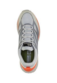 Jasnoszary but sportowy z pomarańczowymi akcentami, siateczkową cholewką, amortyzowaną wkładką i teksturowaną podeszwą. Posiada okrągłe sznurowadła oraz markową metkę na języku.