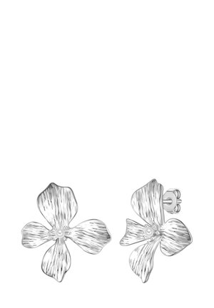 Boucles d'oreilles en argent en forme de fleur avec des pétales texturés, mettant en avant un détail de perle centrale. Conçues pour un attachement en puce avec une finition polie.