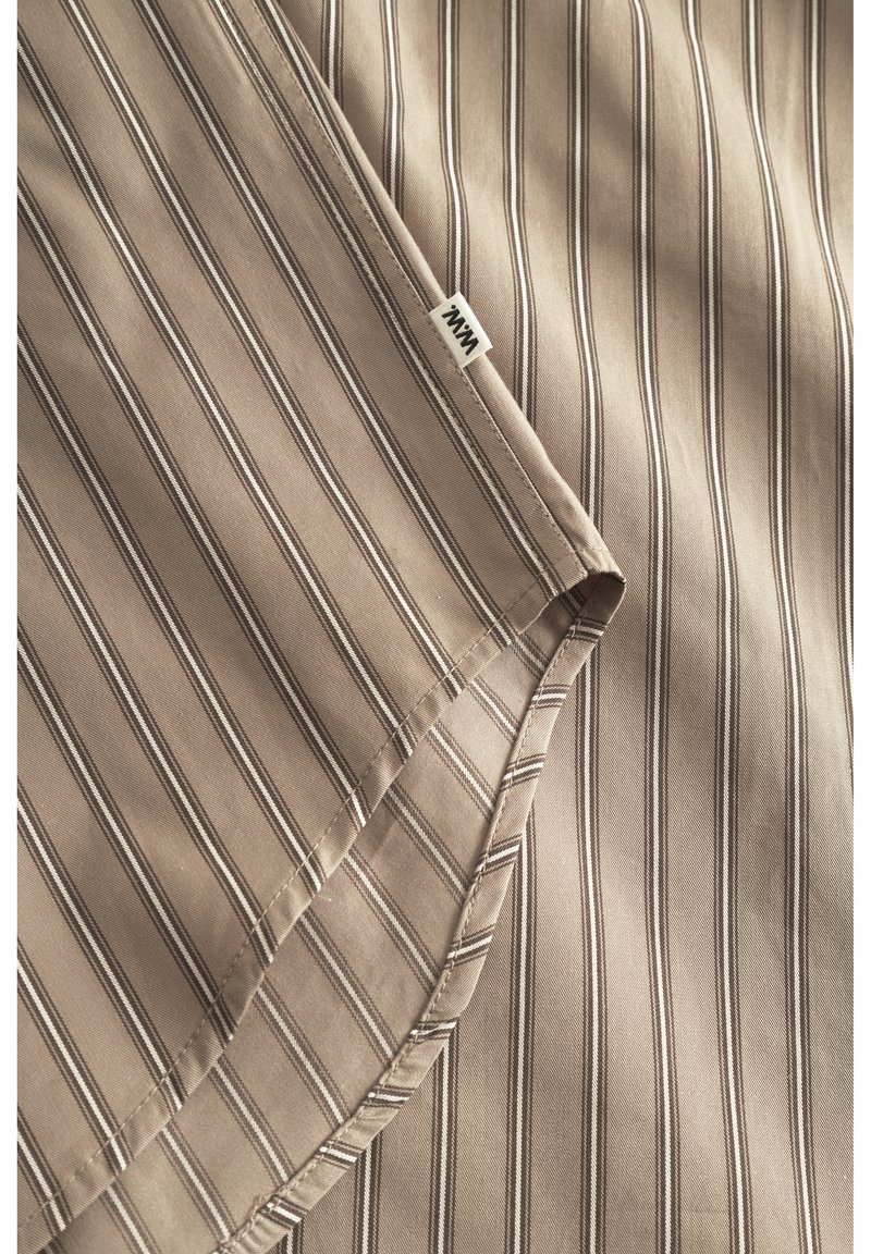 Tessuto rigato marrone con sottili linee bianche, caratterizzato da una consistenza liscia e un bordo ripiegato. Include un piccolo etichetta bianca con "WNN."