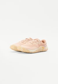 Zapatillas deportivas de color rosa claro con parte superior de malla texturizada, puntera redonda y suela de goma con patrón. Presentan cordones y un branding sutil en el lateral.