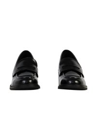 Zwarte leren loafers met een glanzende afwerking, voorzien van een brede band over de voorkant, ronde neus en een lage zool. Geen zichtbare patronen of accenten.