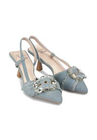 Jasnoniebieskie zamszowe buty na pasku z ostrym przodem, z teksturowanym materiałem i dekoracyjnym akcentem w postaci kwiatka z koralików na wierzchu.