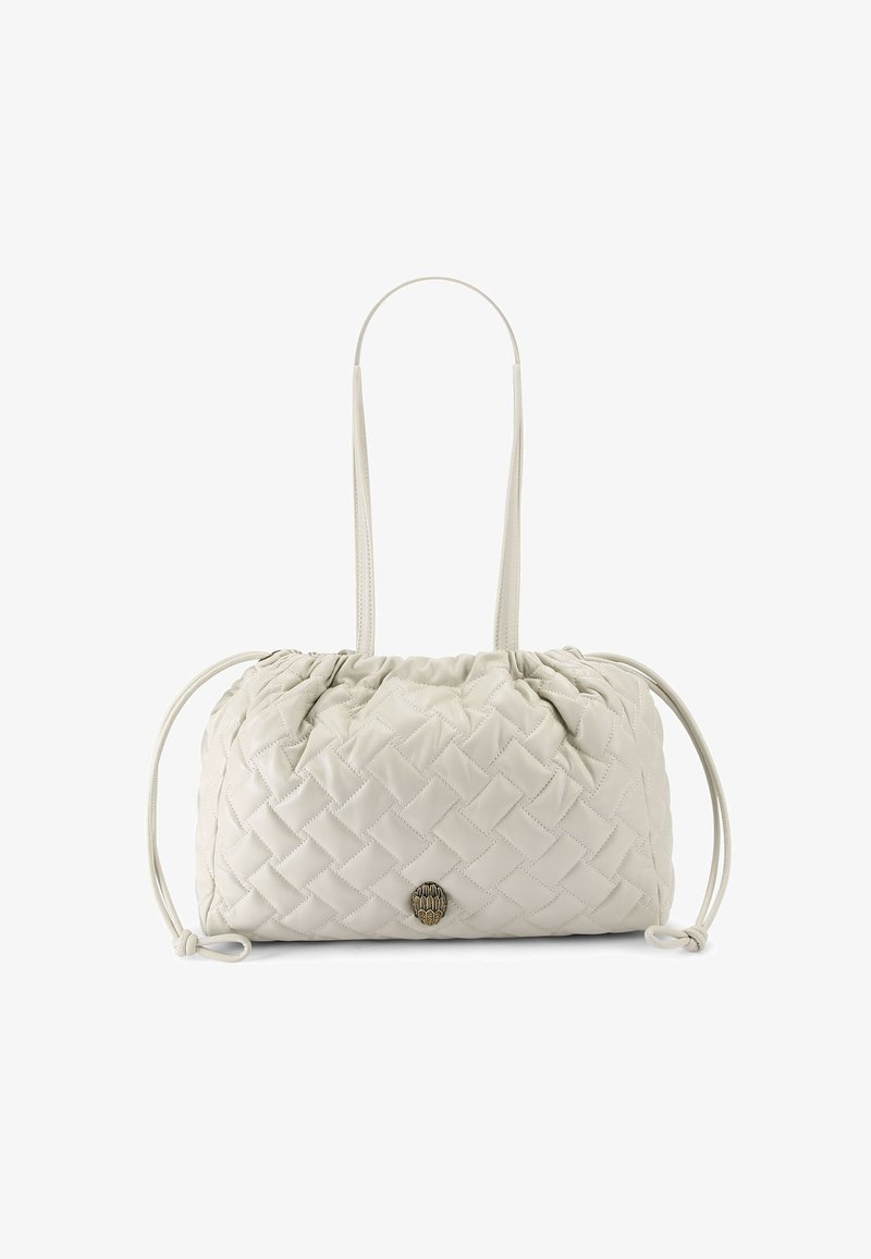 Borsa a tracolla in pelle trapuntata di un delicato crema, con una chiusura a cordoncino annodato, caratterizzata da un accento di hardware decorativo prominente sul davanti.