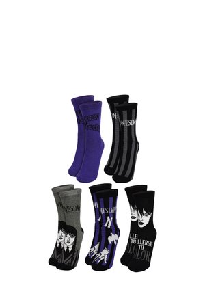 Set von sechs Socken in verschiedenen Farben: Lila, Schwarz und Grau. Sie zeigen Grafiken, Streifen und Text, haben eine weiche Textur und sind in der Knöchelhöhe.