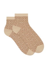 Calze alla caviglia beige con un intricato motivo geometrico di una tonalità leggermente più scura. Realizzate in un morbido tessuto con una texture liscia.