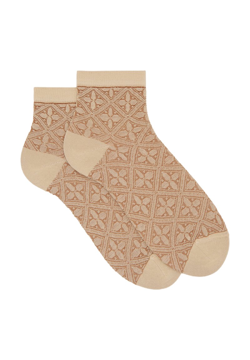 Calze alla caviglia beige con un intricato motivo geometrico di una tonalità leggermente più scura. Realizzate in un morbido tessuto con una texture liscia.