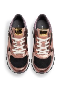 Růžově zlaté a černé tenisky s texturovaným povrchem, s bílými šňůrkami, kovovými akcenty a robustním designem podešve.