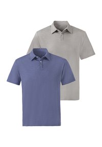 Zwei kurzärmelige Poloshirts: eines in hellgrau und eines in tiefblau, beide mit weicher Textur, Kragen und Knopfleiste mit drei Knöpfen.