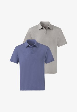Zwei kurzärmelige Poloshirts: eines in hellgrau und eines in tiefblau, beide mit weicher Textur, Kragen und Knopfleiste mit drei Knöpfen.