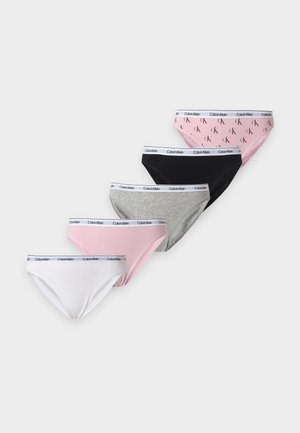 Πέντε εσώρουχα τύπου brief Calvin Klein σε λευκό, ροζ, γκρι, μαύρο και ροζ με μαύρο λογότυπο, το καθένα με λευκή ζώνη με λογότυπο.