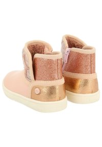 Bottes roses clairs jusqu'à la cheville avec un accent doré brillant, un tissu texturé et un détail de fermeture éclair. Doublure douce et semelle plate en caoutchouc.