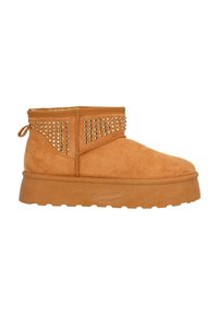Stivaletti alla caviglia in suede beige con punta rotonda, caratterizzati da un design con borchie lungo la parte superiore e una suola spessa in gomma rigata.