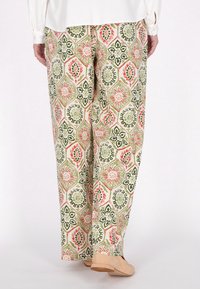 Pantaloni leggeri e morbidi, dal taglio ampio, caratterizzati da una stampa floreale e geometrica multicolore in verde, rosa e crema. Tessuto soffice con una texture liscia.