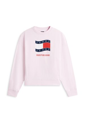 Lichtroze longsleeve trui met het "Tommy Jeans" logo in marineblauw, wit en rood, en de tekst "Proud to be Jeans!" in rood eronder.