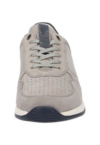 Hellgraue Sneaker mit einem Obermaterial aus Wildleder, perforiertem Design, dunkelgrauem Lederakzent an der Zunge, flachen Schnürsenkeln und einer weißen Gummisohle.