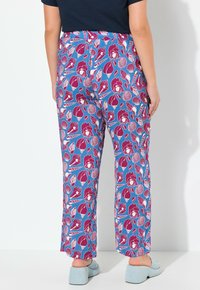 Kalhoty s květinovým vzorem na modrém pozadí, se vzory růžových a bílých mušlí. Elastický pas a rovný střih.