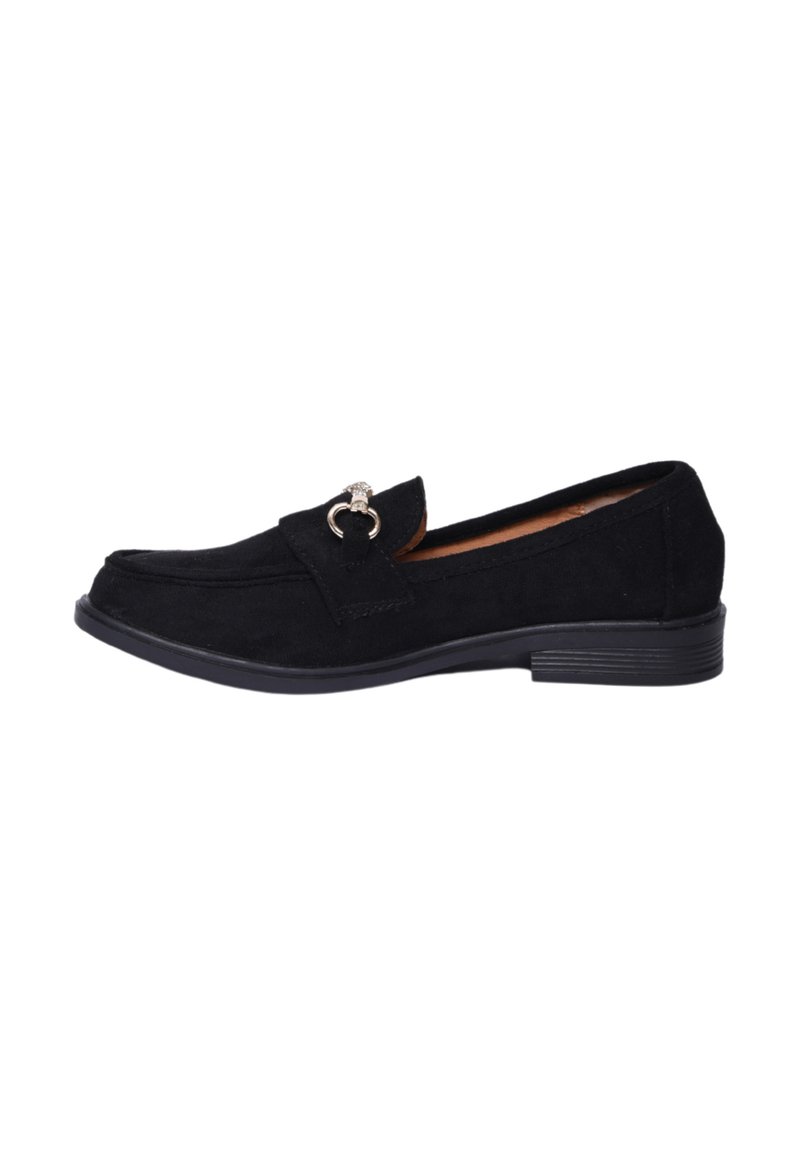 Scarpa nera in suede senza lacci con punta arrotondata e decorazioni in metallo argentato. Presenta una suola in gomma nera bassa e una fodera interna liscia.