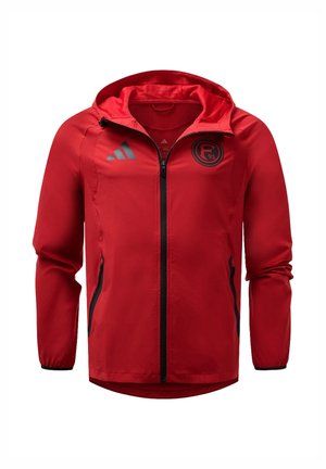 Giacca sportiva rossa con cappuccio con zip nera, tasche laterali nere, logo Adidas sul petto destro e stemma F95 sul petto sinistro.