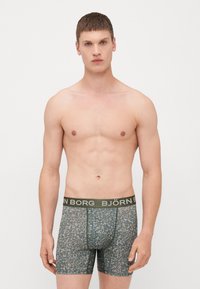 Moški bokseric v cvetličnem vzorcu, z zelenim pasom z logotipom "BJÖRN BORG". Narejeni iz mehkega, elastičnega materiala za udobje.