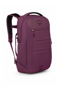 Sac à dos rembourré violet avec le logo Osprey. Il possède des zippers, plusieurs compartiments et des bretelles ajustables. Texture lisse, design moderne.