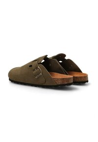 Zuecos de ante marrón con una correa con hebilla, plantilla de corcho y suela negra texturizada. Diseño de talón abierto para facilitar su uso.