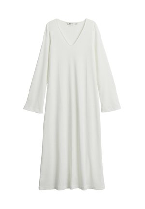 Hvid, ribbet kjole med lange ærmer og V-udskæring, der har en løs, flydende silhuet og let flagrende ærmer.