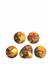 Fünf runde Abzeichen mit Drachen in feurigen Orange- und Gelbtönen, die Drachen zeigen, die auf Burgen sitzen, fliegen und Feuer speien, vor Burgen und Sonnenuntergängen.
