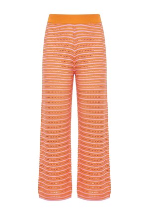 Orange bukser med vide ben med vandret lyserødt og orange stribet hæklet design og elastik i taljen, vist på en hvid baggrund.