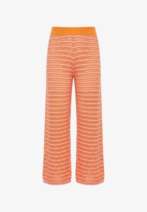Orange bukser med vide ben med vandret lyserødt og orange stribet hæklet design og elastik i taljen, vist på en hvid baggrund.