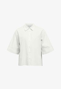 Camisa blanca de manga corta con botones, cuello clásico y corte suelto, mostrada sobre un fondo blanco liso.