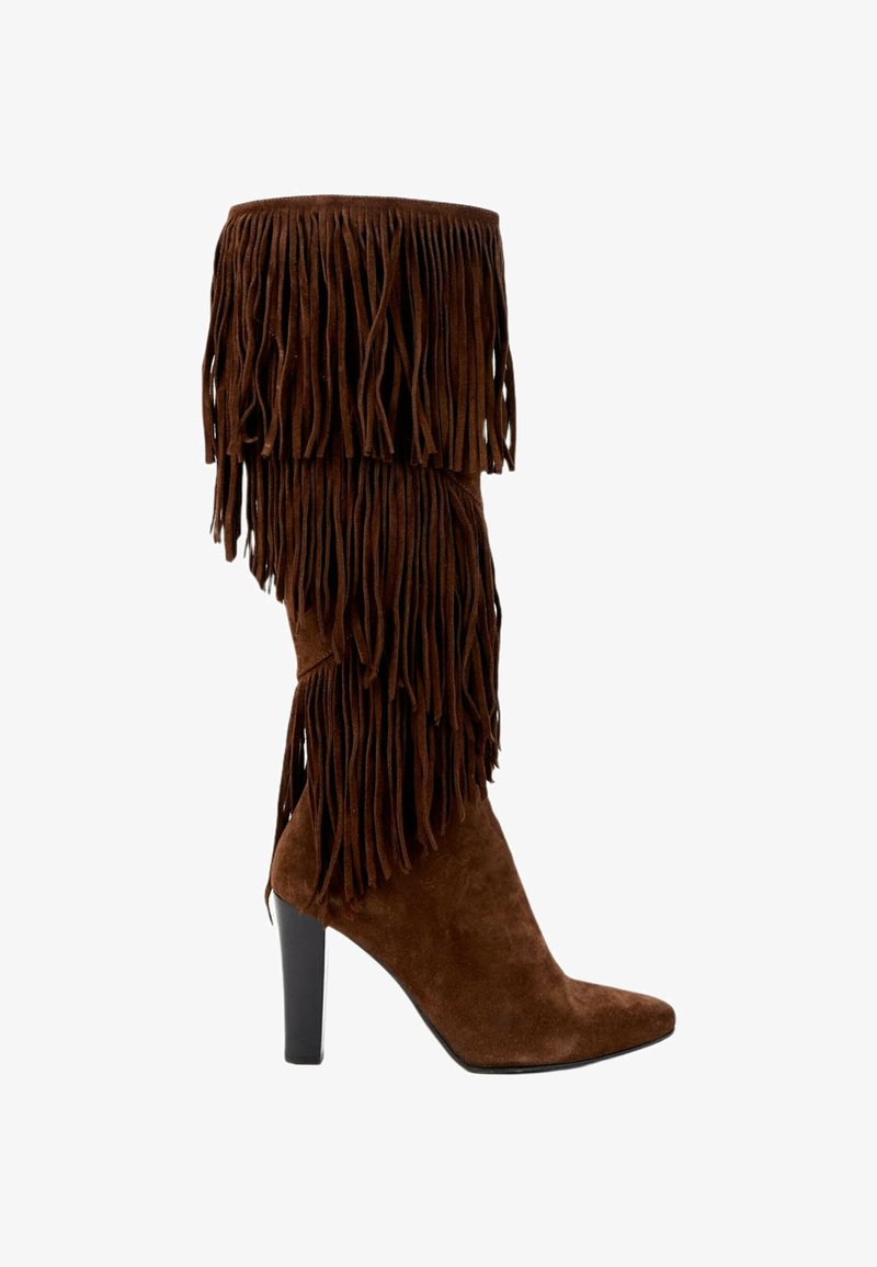 Botte à talon haut en daim marron avec des franges longues superposées couvrant la tige supérieure et le talon.