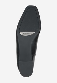 Schwarze Ledersohle mit glatter Textur, elongated Form und einem silbernen Akzent mit "PETER KAISER" graviert in der Nähe der Ferse.