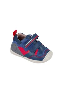 Zapato infantil de cuero azul y rojo con dos tiras de Velcro, diseño de punta redonda, suela texturizada y detalle de logo en el lateral.