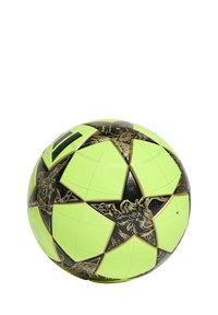 Spilgti zaļa futbola bumba ar melniem un zeltainiem zvaigžņu rakstiem, ar teksturētām paneļiem un gludu virsmu, paredzēta spēlēšanai brīvā dabā.