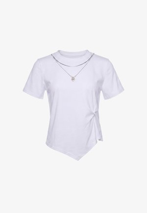 Hvid T-shirt med korte ærmer, asymmetrisk kant, rynket detalje i siden og lag-på-lag sølvhalskæder med et hjertevedhæng.