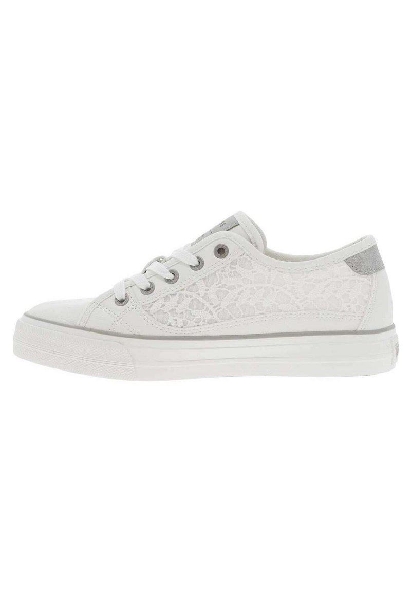 Sneakers bianchi in tela con un motivo di lacci sui lati, accento grigio sul tallone, punta rotonda e design tradizionale con lacci.