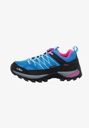 Scarpe da trekking impermeabili con una parte superiore in sintetico blu e accenti rosa, suola in gomma nera e lacci azzurri. Texture antiscivolo.