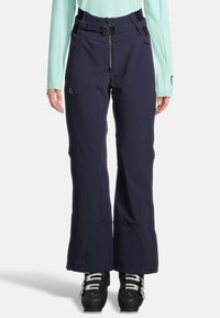 Marina skidbyxor med rak design, justerbart midjeband, fickor med dragkedja och förstärkta knäpaneler. Tillverkade av väderbeständigt material.